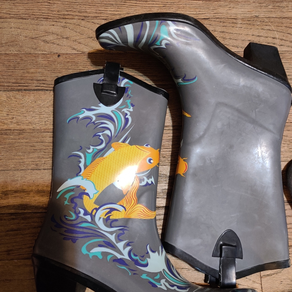 DAV Cowboy Rain Boots Koi Fish 8 Tan Black Blue